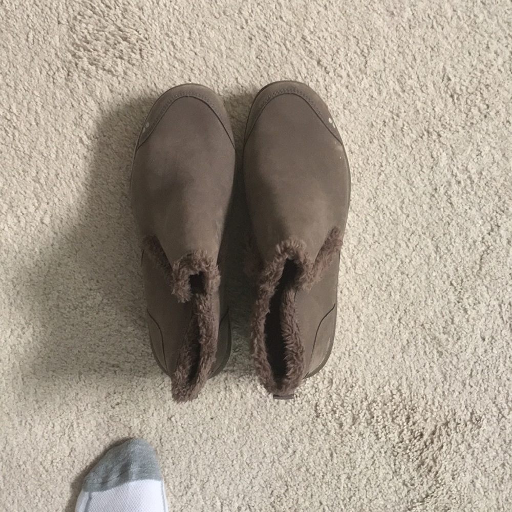 RYKA SIZE 9 tan colored boots with fur lined
